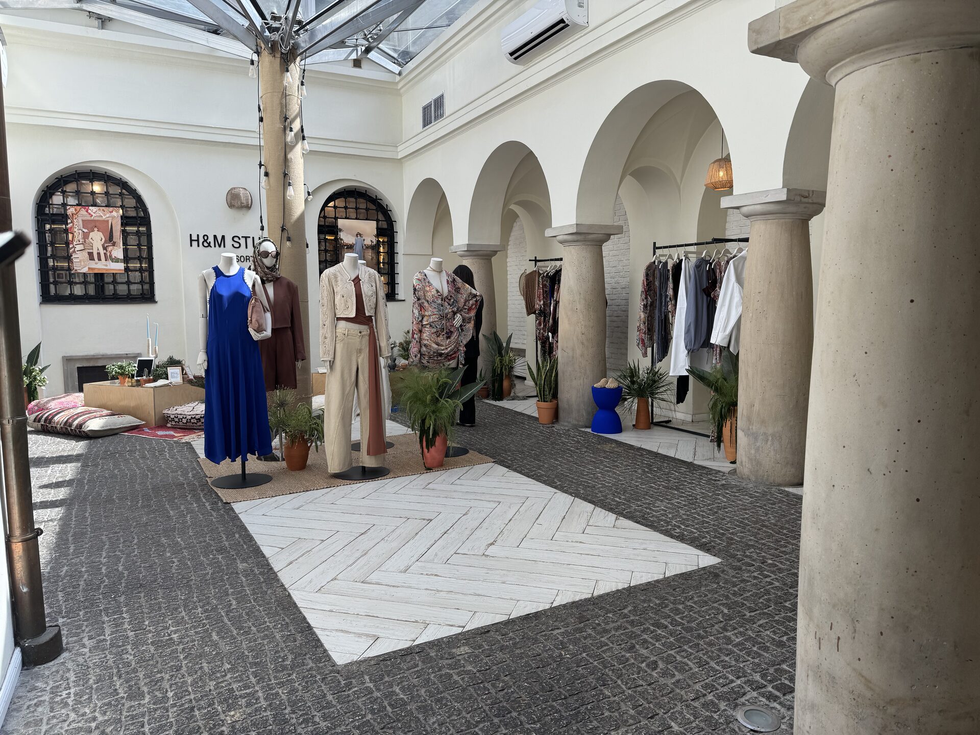 Szeroki widok ekspozycji H&M Studio Resort na świetlistym patio