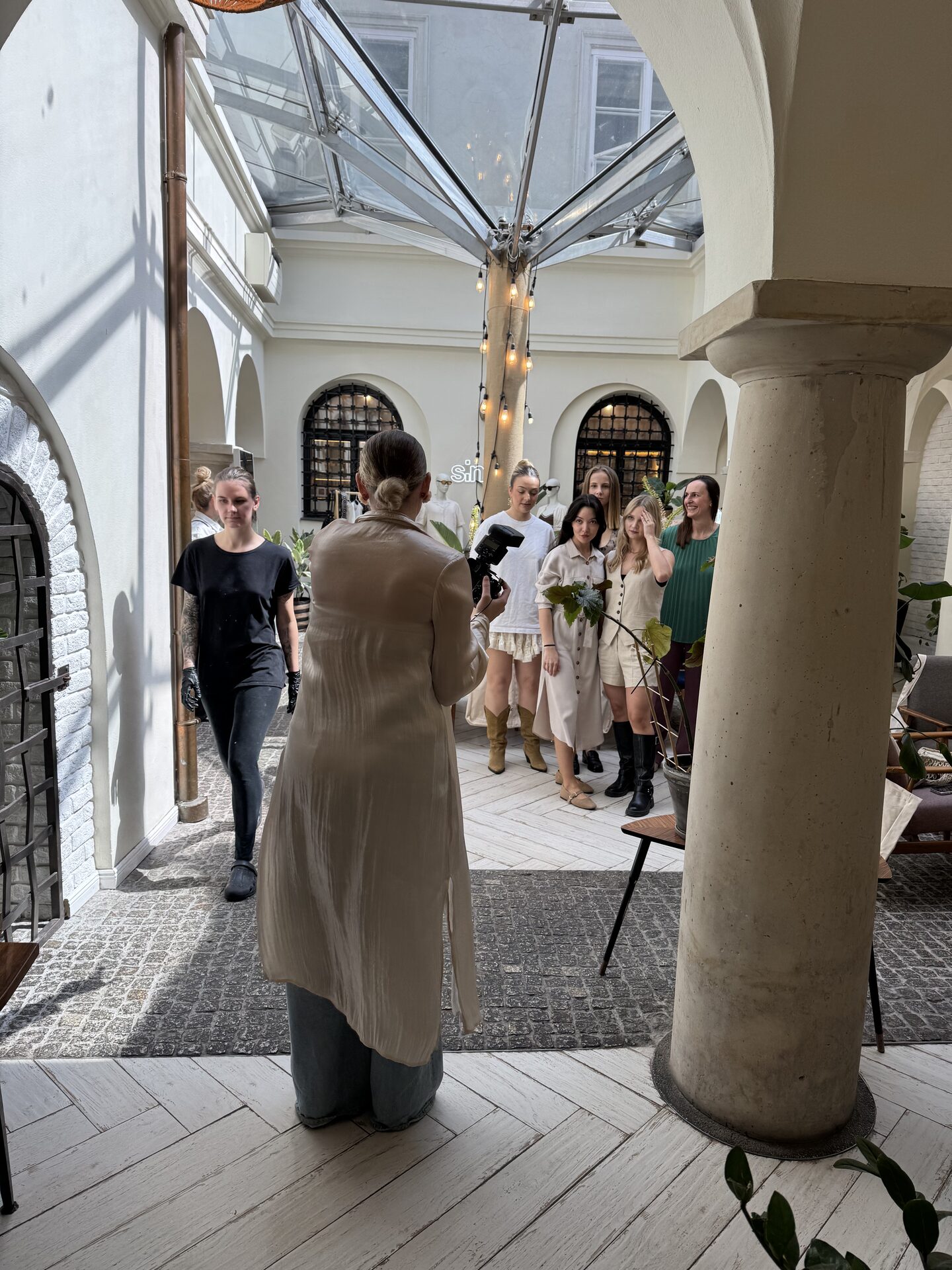 Fotografka fotografująca gości pozujących w atrium Patio